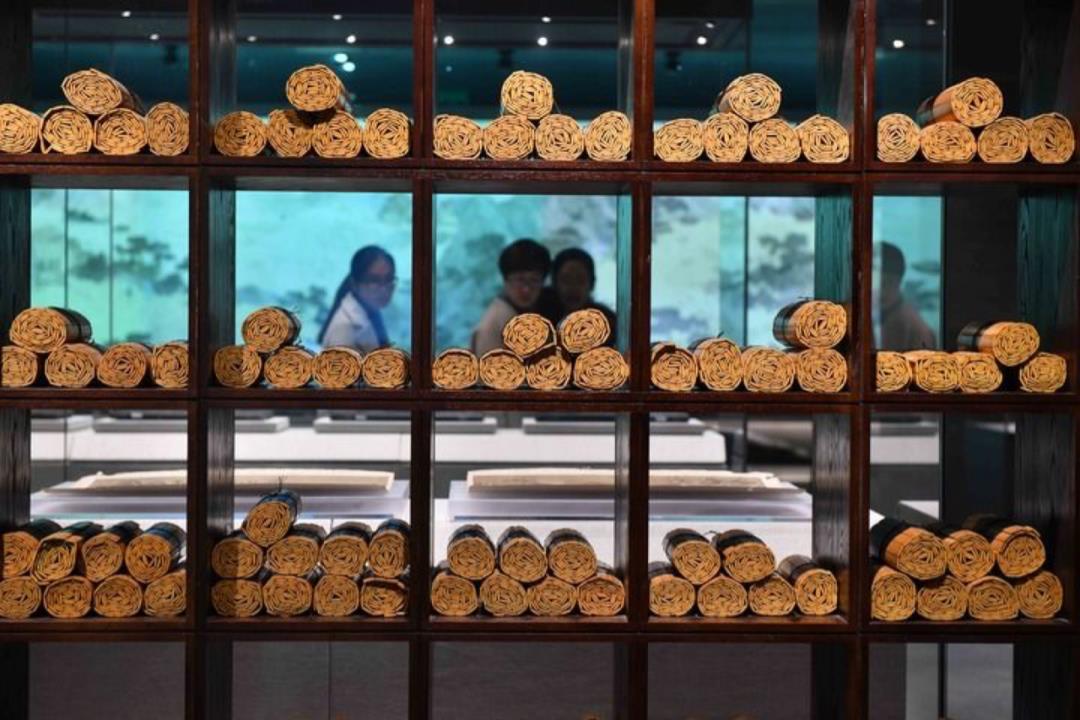 △ Visitors visit the Confucius Museum in Qufu, Shandong.