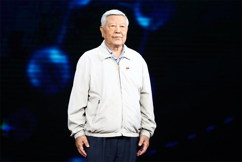 The picture shows Zhao Zhongxian at the recording scene of the program.