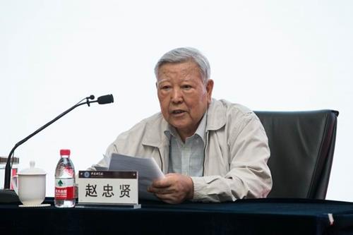 The picture shows Academician Zhao Zhongxian giving a lecture at the China Academy of Sciences.