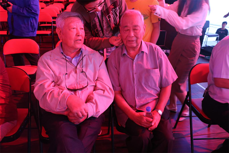 The picture shows Zhao Zhongxian and Song Shusheng discussing Anti-Turin Theory.