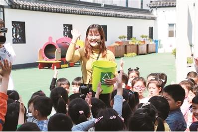 The picture shows Suzhou promoting waste sorting and guiding education activities into enterprises, communities and campuses. Image provided by Suzhou Environmental Sanitation Management Office.