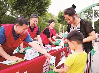 The picture shows Suzhou promoting waste sorting and guiding education activities into enterprises, communities and campuses. Image provided by Suzhou Environmental Sanitation Management Office.