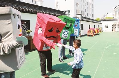 The picture shows Suzhou promoting waste sorting and guiding education activities into enterprises, communities and campuses. Image provided by Suzhou Environmental Sanitation Management Office.