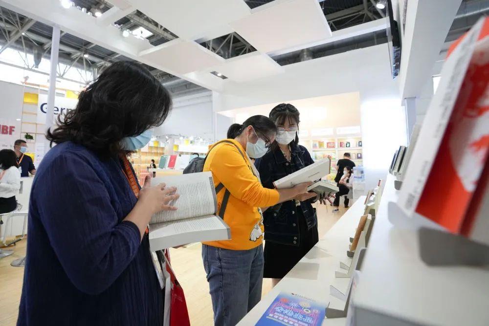 △ In September 2021, readers read at the 28th Beijing International Book Fair.