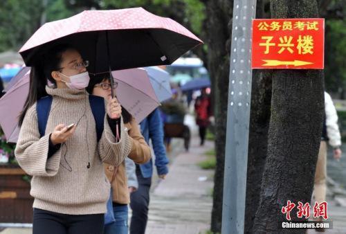 Data Map: On November 27, 2016, a civil servant in Fuzhou recruited a written test center, and the candidates were looking for an examination room. Photo by Zhang Bin